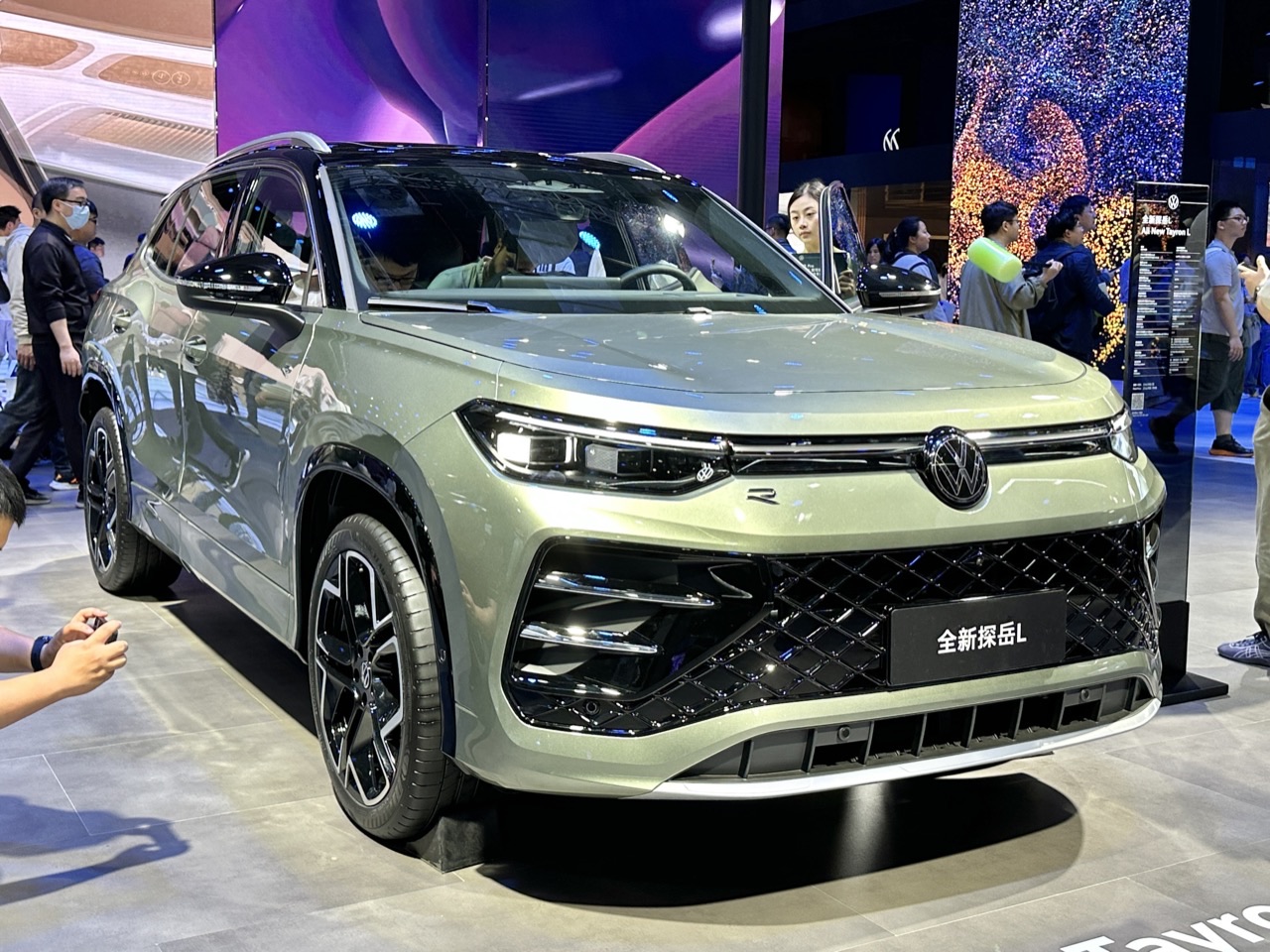 تصویر خودرو فولکسواگن تایرون L 300TSI 2026 - نمای جلو